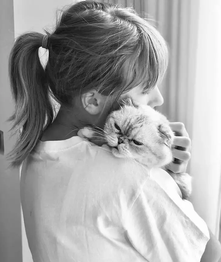 Taylor Swift’s Pet Cat ‘Has A Higher Net Worth’ Than Travis Kelce