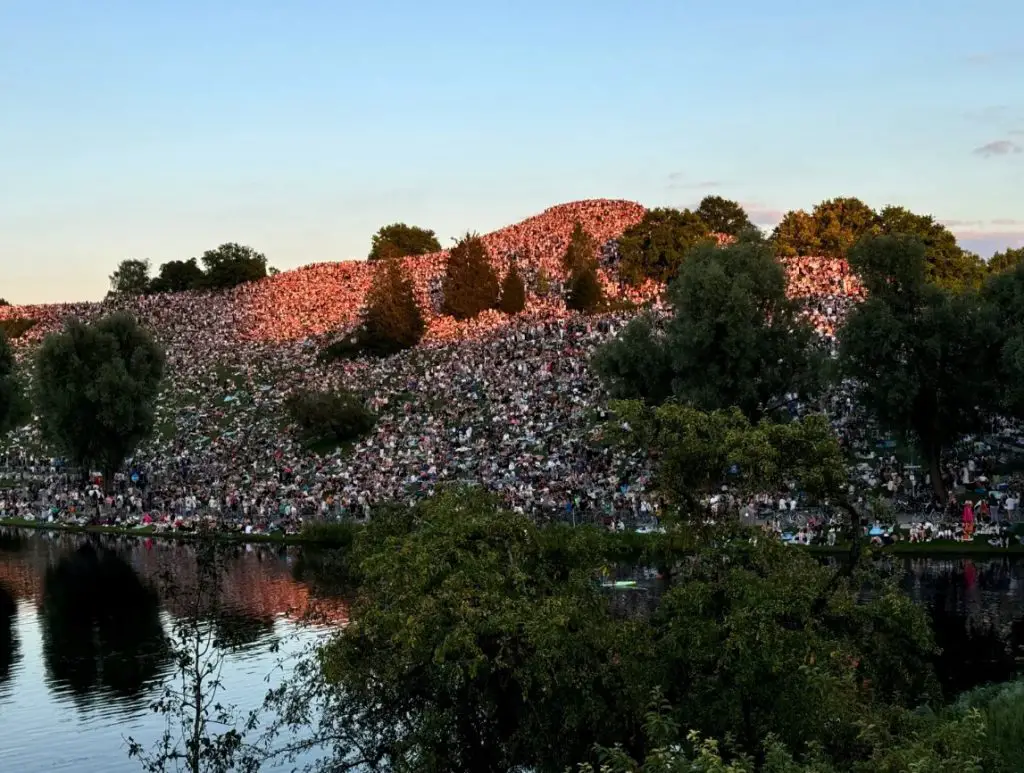 Thousands Of Taylor Swift Fans Crowd Hill To Get A Free Show