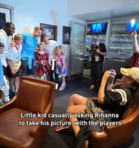 Boy Doesn’t Recognize Rihanna And Asks Her To Take A Photo For Him