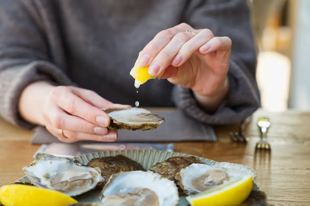 Woman Ate 48 Raw Oysters On First Date, So The Guy Bolted And Left Her With The Bill