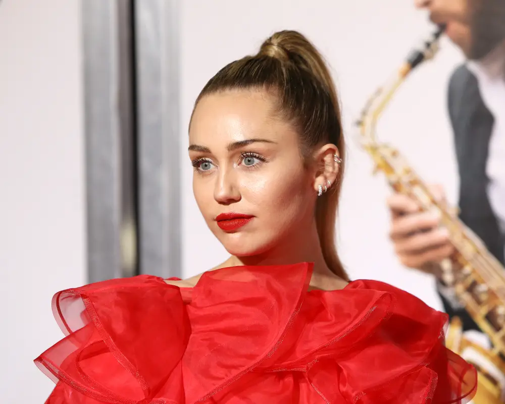 Miley Cyrus Tears Up As She Accepts ‘Disney’s Youngest Legend’ Award