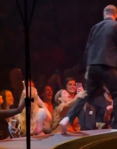 Fan Completely Oblivious Justin Timberlake Was Singing Directly To Her Because She Was On Her Phone