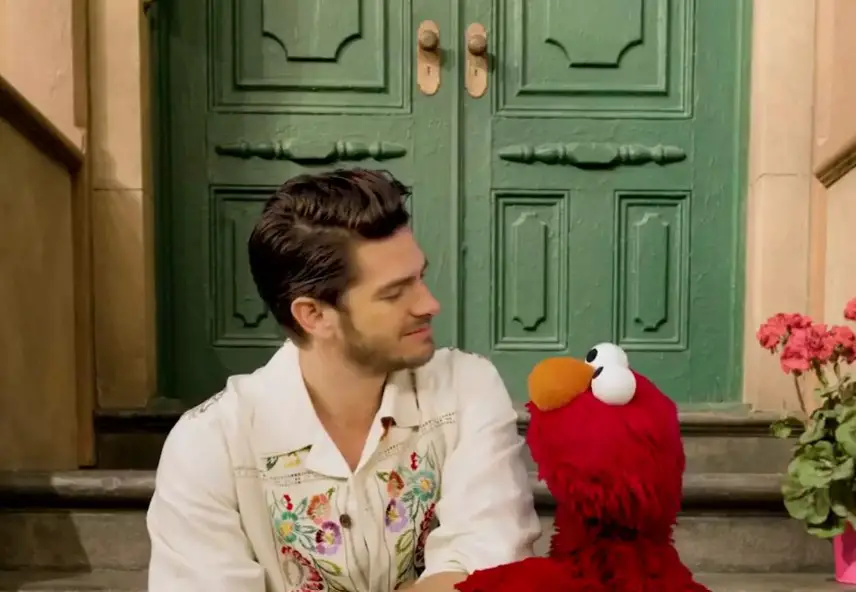 People Are In ‘Tears’ After Seeing Andrew Garfield Talk To Elmo About Missing His Mom Who Passed Away