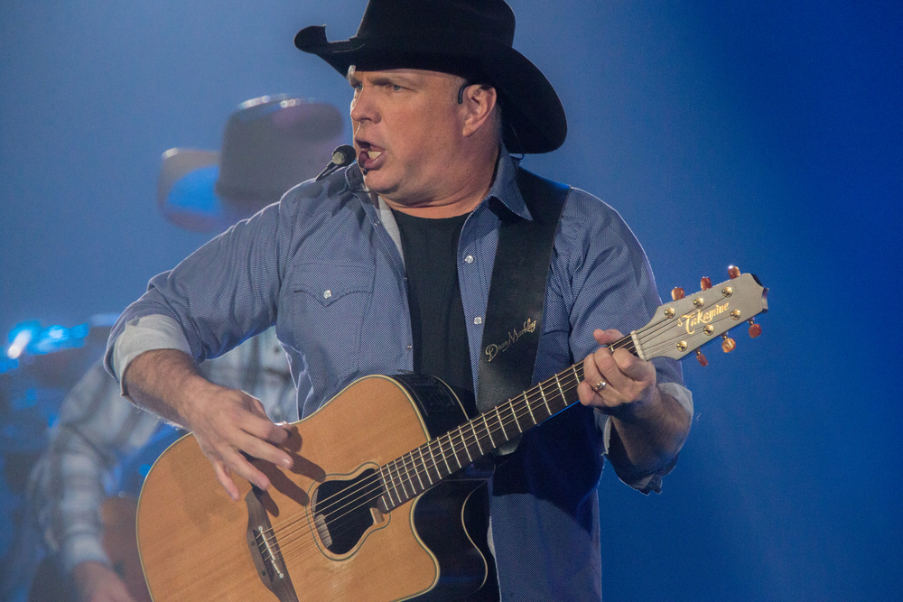 Garth Brooks Former Makeup Artist Claims He R*ped Her In Hotel Room, Files Lawsuit