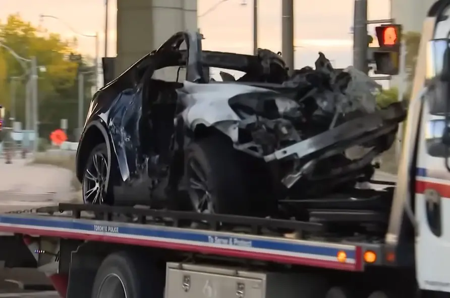 4 Friends Burned To Death After Tesla ‘Electronic Doors Failed’