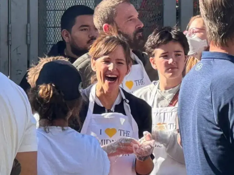 Ben Affleck And Jennifer Garner Seen Giving Food To The Homeless Together On Thanksgiving