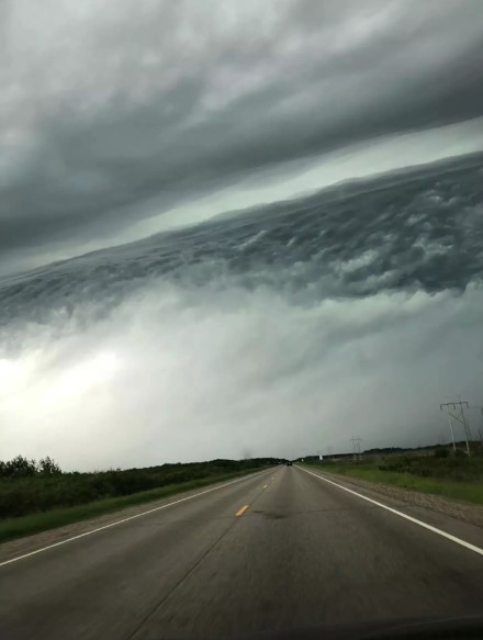 Woman Photographs ‘Ocean In The Sky’, Making People Feel ‘Uneasy’