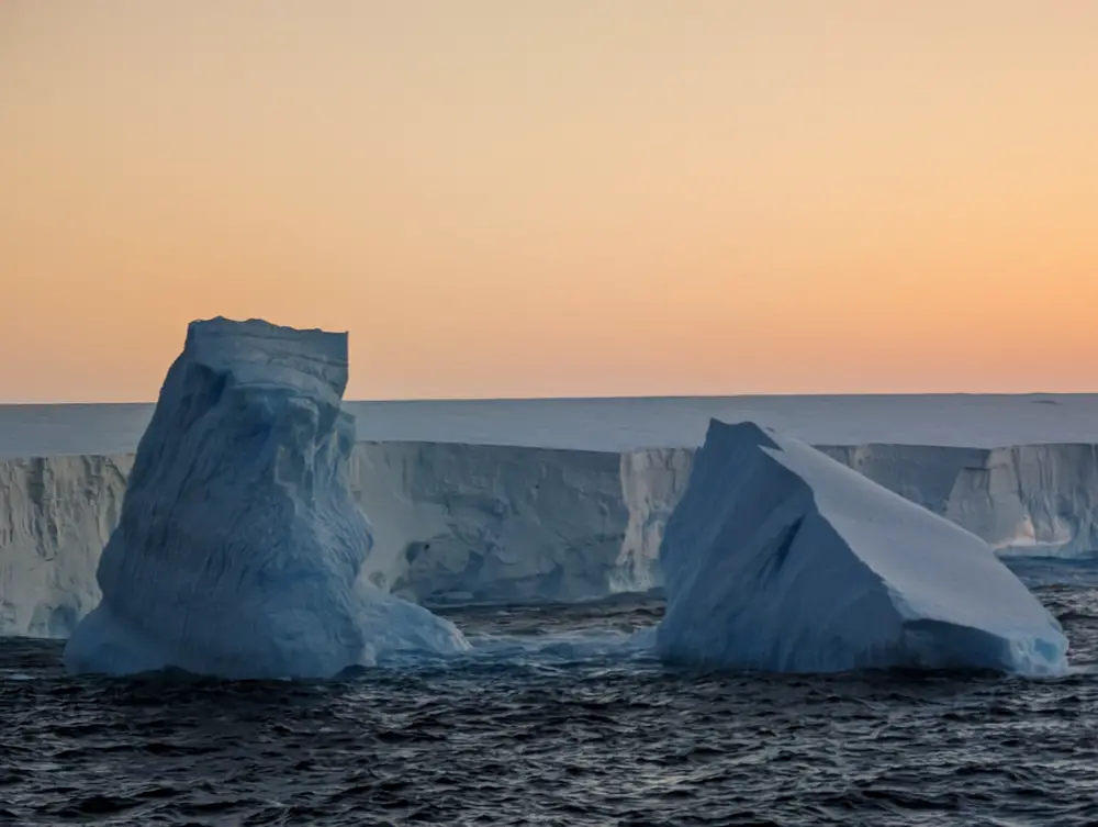 ‘Megaberg’ Breaks Free, Weighs 1,000,000,000 Tons And Is Over Twice The Size Of New York City